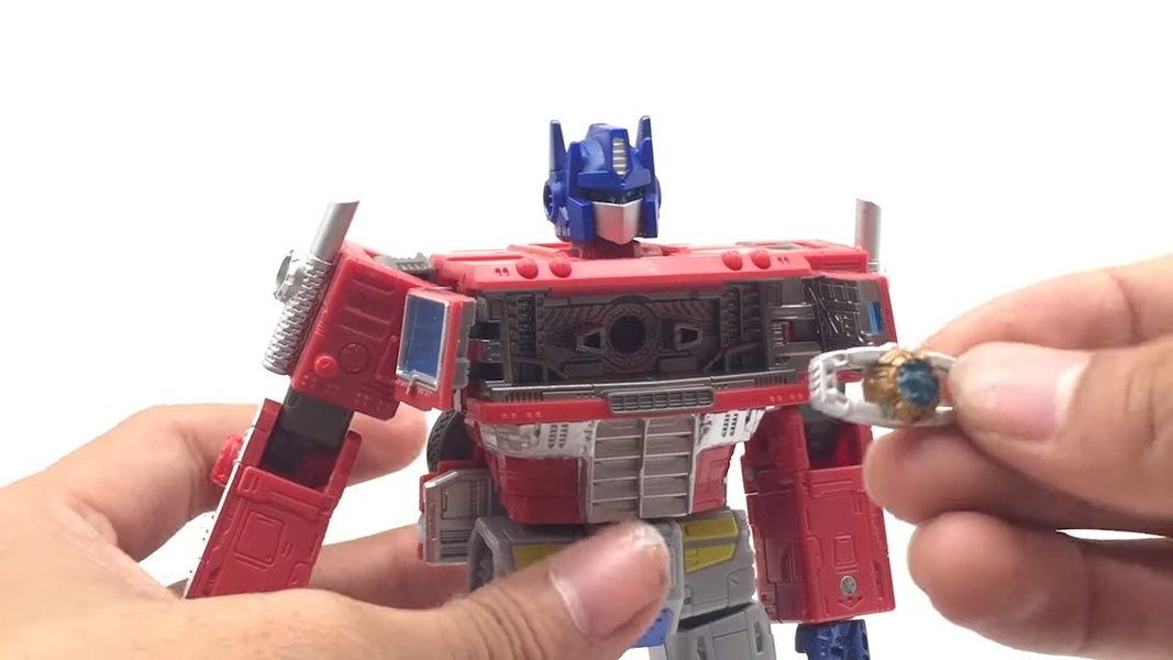 Video Review   Transformers Earthrise Optimus Prime With Screencaps 17 (17 of 39)